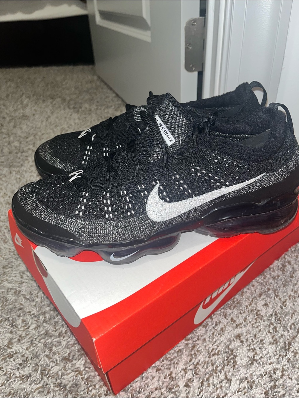 Nike Black/White AIR VaporMax Flyknit Sneakers - Picture 3 of 6